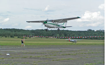 Landingskonkurrencen består af fire landinger. Her ses Kjeld Hjort i sin Cessna 172 under konkurrencen i Torun passere forhindringen ved den fjerde landing, som er spændt ud 50 meter før landingsmærket. 