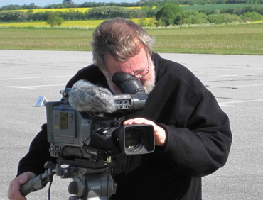 Landingskonkurrencen optages på video, og her var det ualmindeligt heldigt, at en af værterne fra Skive Flyveklubs venner, Kaj Toft, står bag et TV-produktionsselskab. Her er ses Kaj med kameraet