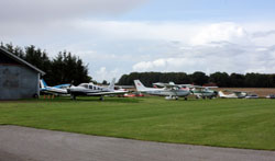 Deltagernes fly fyldte godt op på Randers Flyveplads