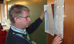 Før navigationsturen studerer deltagerne kortet for det sydlige Danmark nøje
